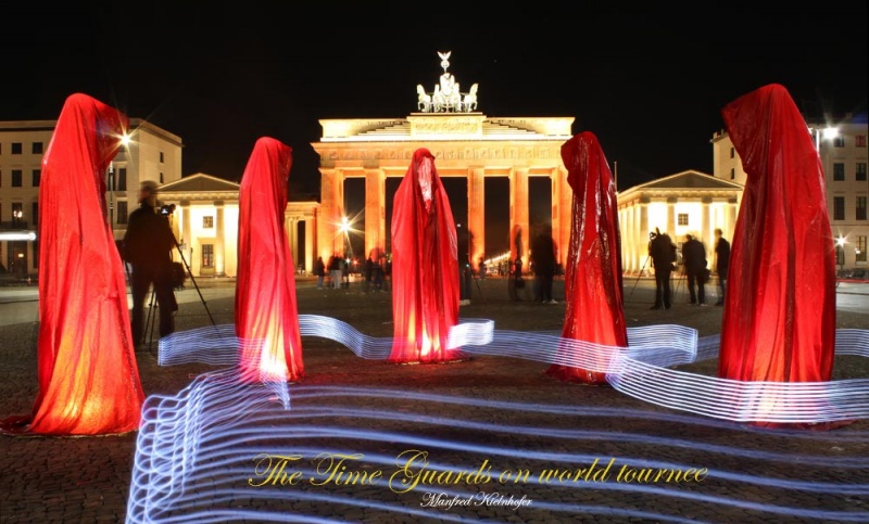 File:Festival-of-lights-brandenburger-tor-berlin-timeguards-waechter-der-zeit-tour-manfred-kielnhofer-kili.jpg