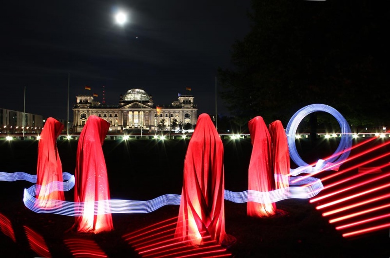 File:Reichstag-deutschland-festival-of-lights-time-guards-manfred-kielnhofer.jpg